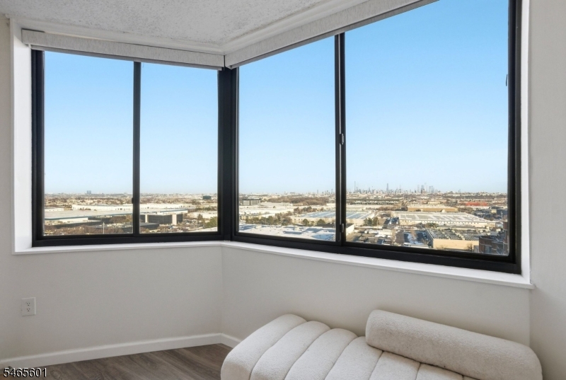 1633 Harmon Cove Tower Property Photo 19
