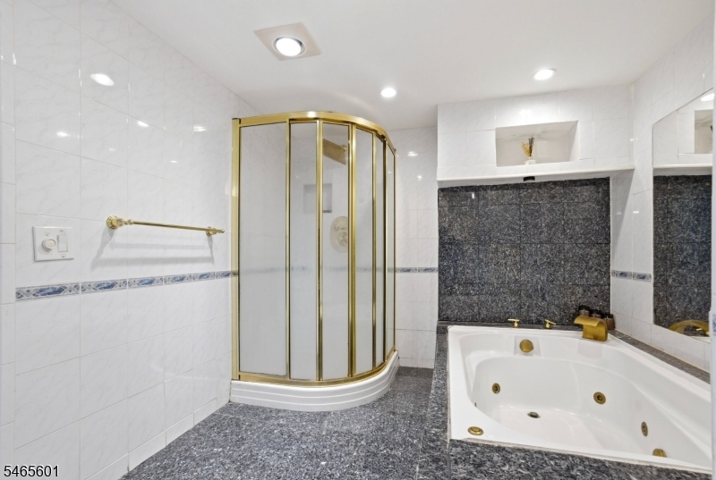 1633 Harmon Cove Tower Property Photo 22