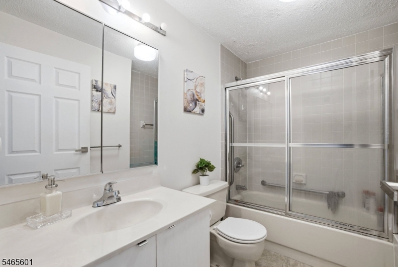 1633 Harmon Cove Tower Property Photo 26