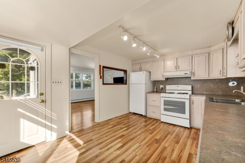 224 Baker St Property Photo 8