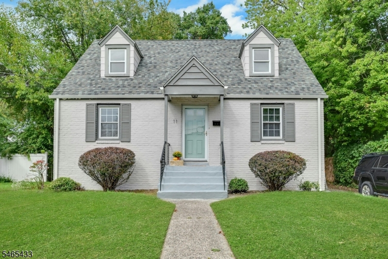 11 Pine St Property Photo 1