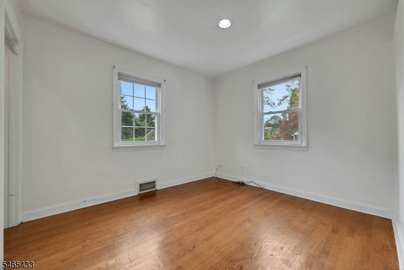 11 Pine St Property Photo 5