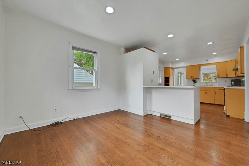 11 Pine St Property Photo 6