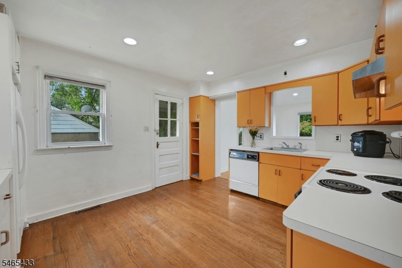 11 Pine St Property Photo 8