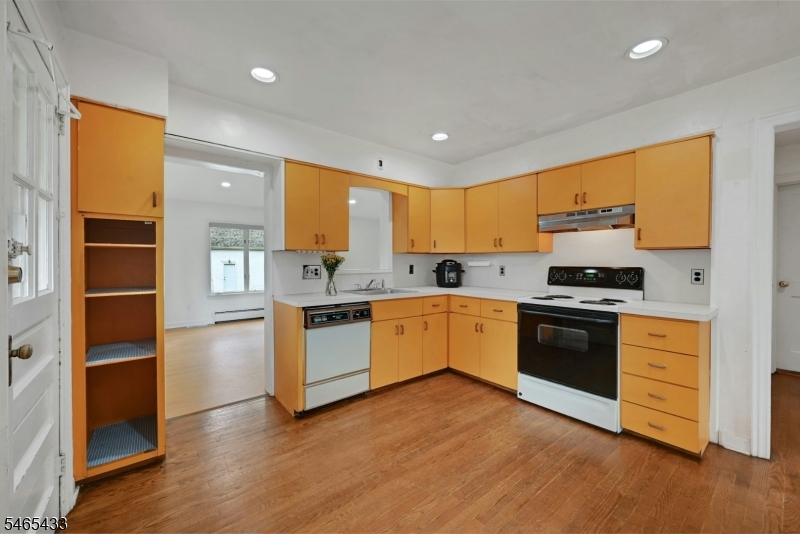 11 Pine St Property Photo 9
