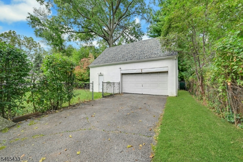 11 Pine St Property Photo 24