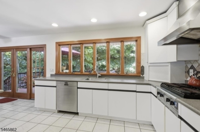 17 Ellsworth Ave Property Photo 14