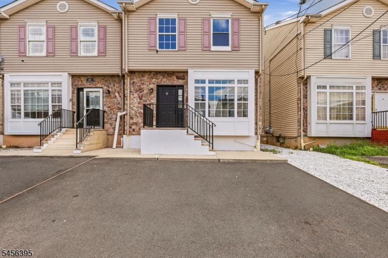 8 Somerset St Property Photo 2