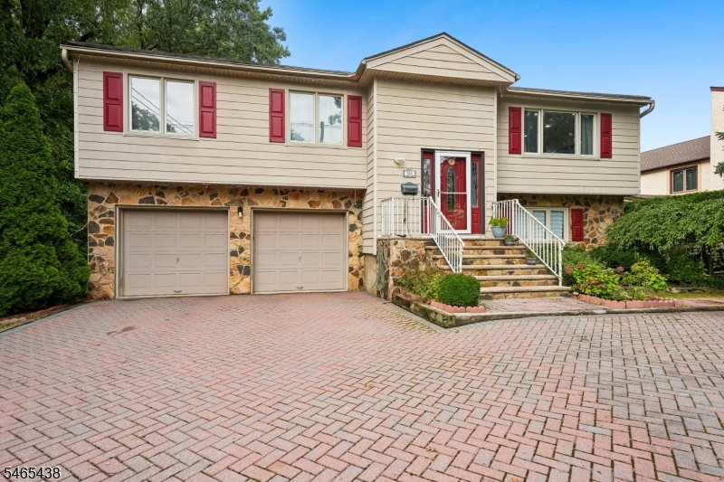 564 Mountain Ave Property Photo 4