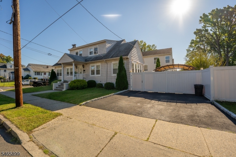 1975 Rutherford St Property Photo 4