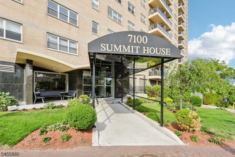 7100 Boulevard E 2l Property Photo 1