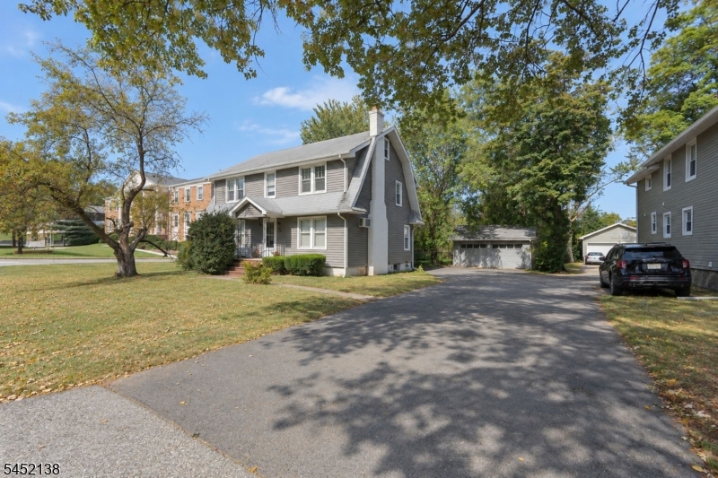 30 Bloomfield Ave Property Photo 2