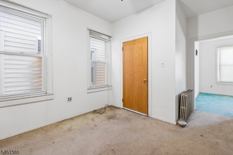912 Roosevelt St Property Photo 4