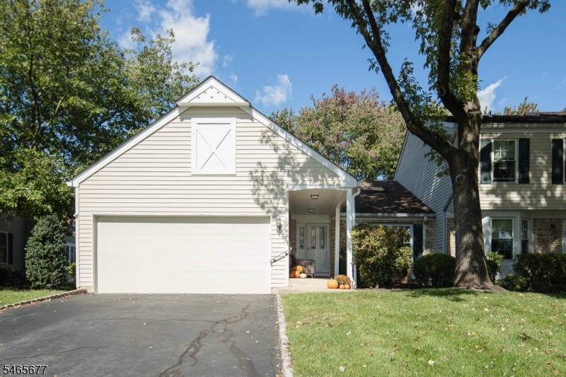7 Dexter Dr N Property Photo 1