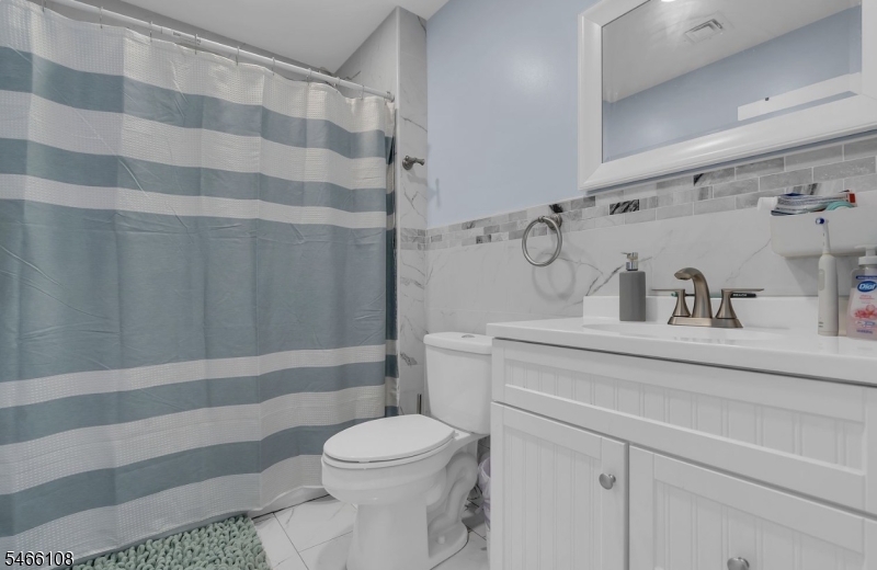 425 Thomas St Property Photo 9