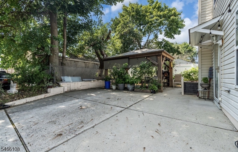 425 Thomas St Property Photo 19
