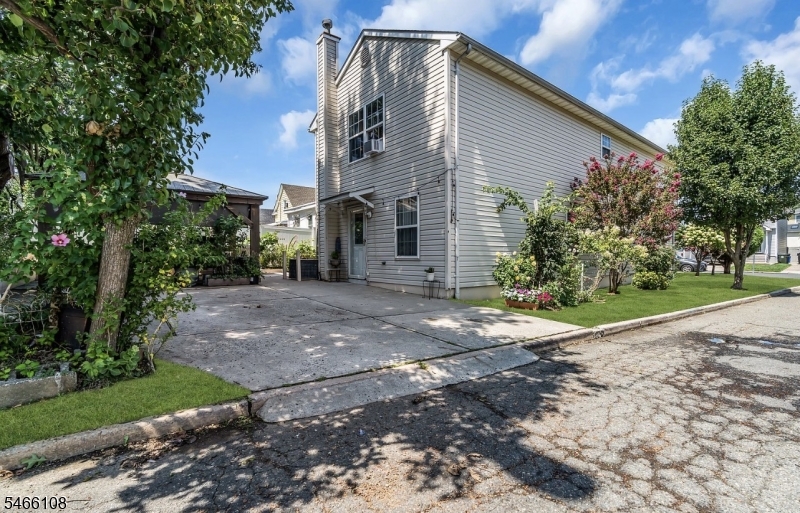 425 Thomas St Property Photo 21