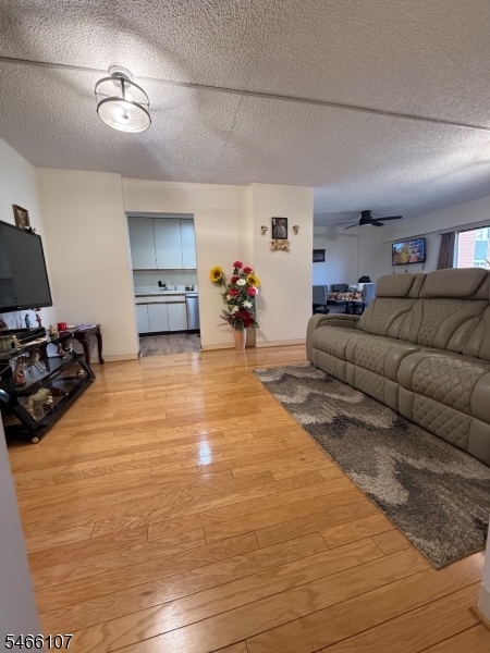 10 N Wood Ave 301 Property Photo 8