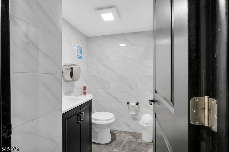 142 Division Ave Property Photo 5
