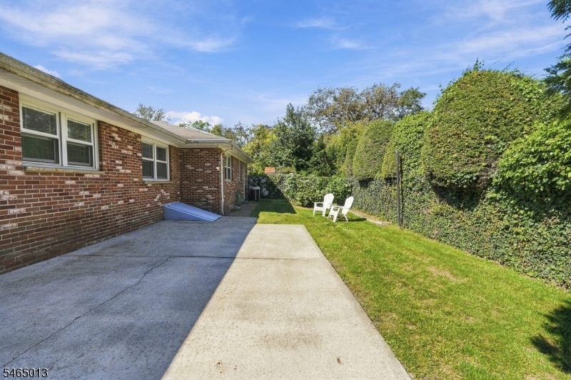 66 Enclosure St Property Photo 28