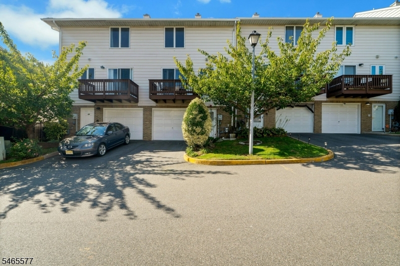 16 Westervelt Pl Property Photo 1