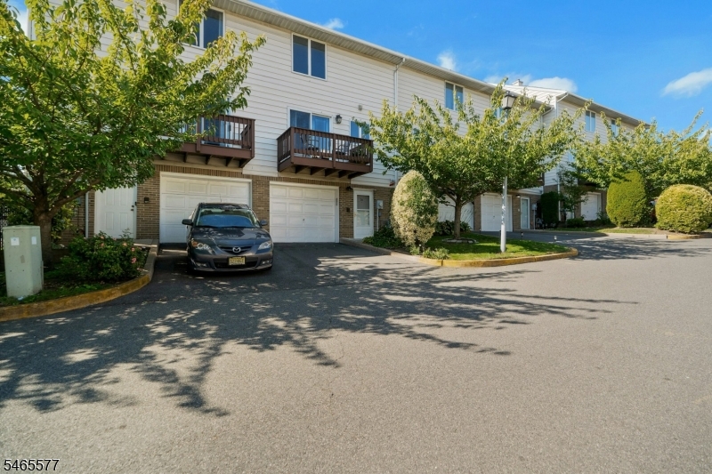 16 Westervelt Pl Property Photo 2