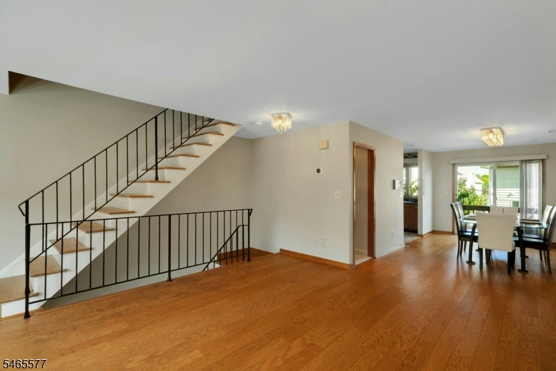 16 Westervelt Pl Property Photo 4