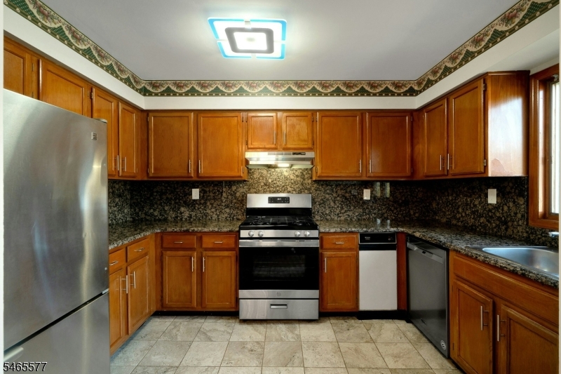 16 Westervelt Pl Property Photo 5