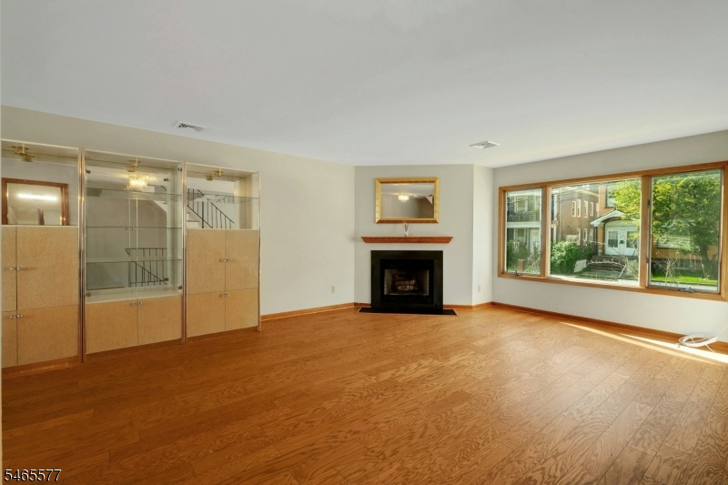 16 Westervelt Pl Property Photo 7