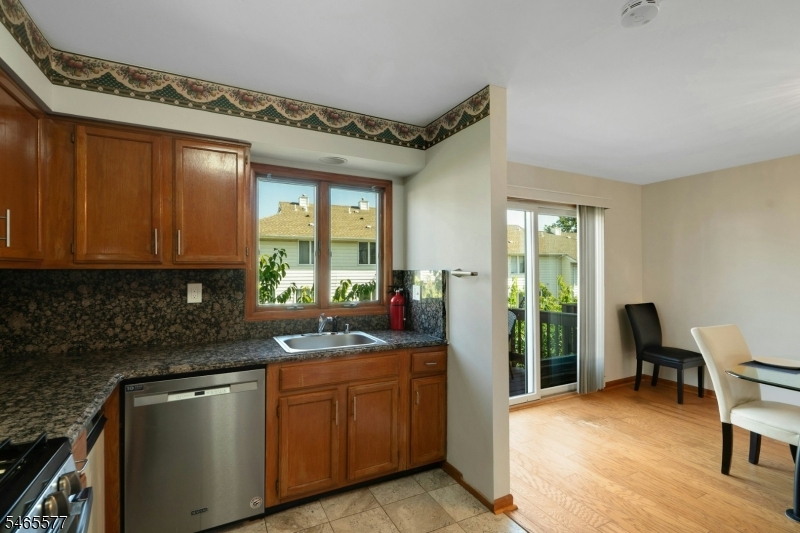16 Westervelt Pl Property Photo 10