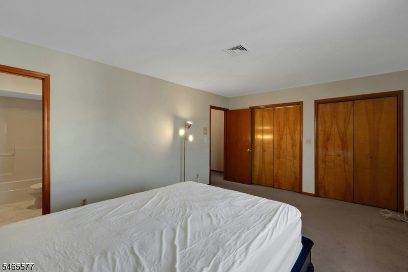 16 Westervelt Pl Property Photo 13