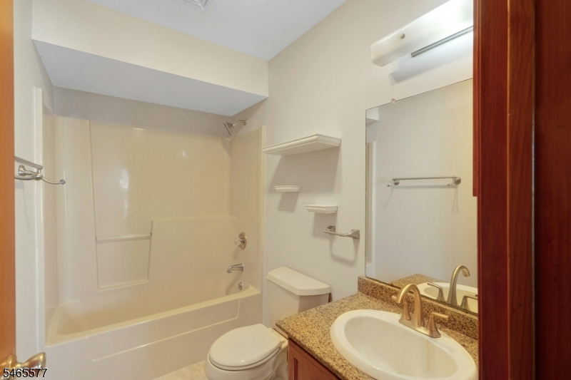 16 Westervelt Pl Property Photo 14