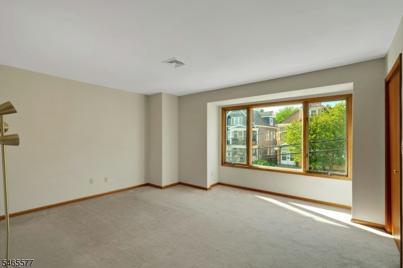 16 Westervelt Pl Property Photo 15