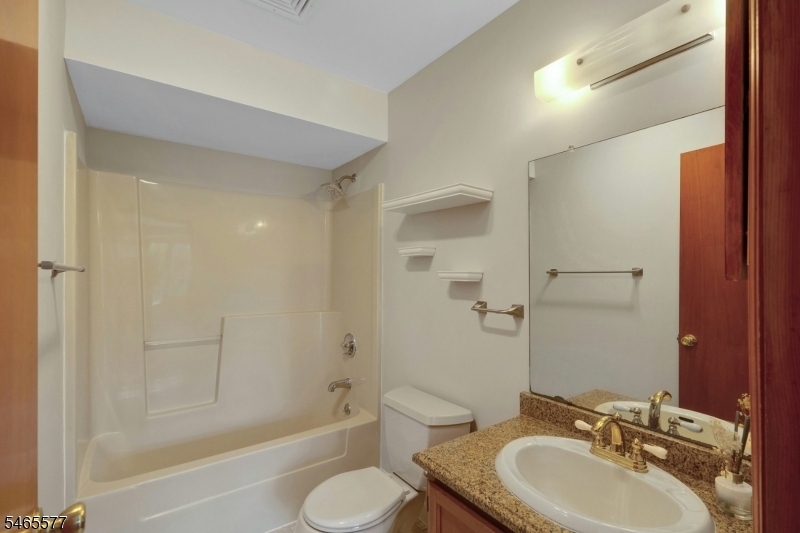 16 Westervelt Pl Property Photo 16