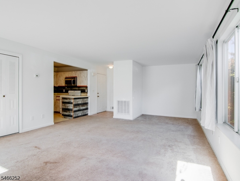92 Falcon Ridge Way 2 Property Photo 5