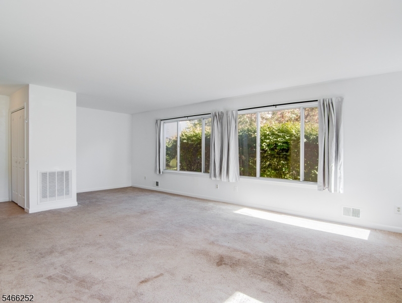 92 Falcon Ridge Way 2 Property Photo 6