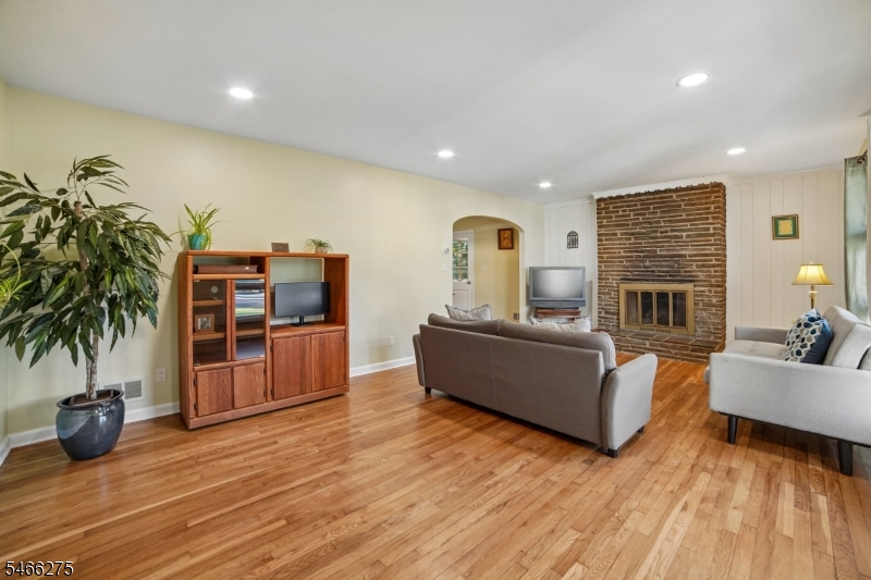 747 3rd St Property Photo 6