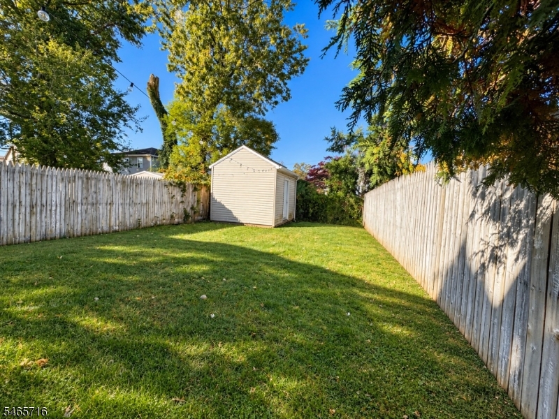 220 Gordon St Property Photo 6