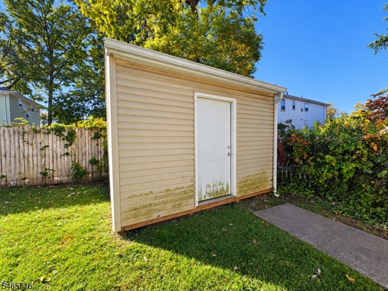 220 Gordon St Property Photo 8