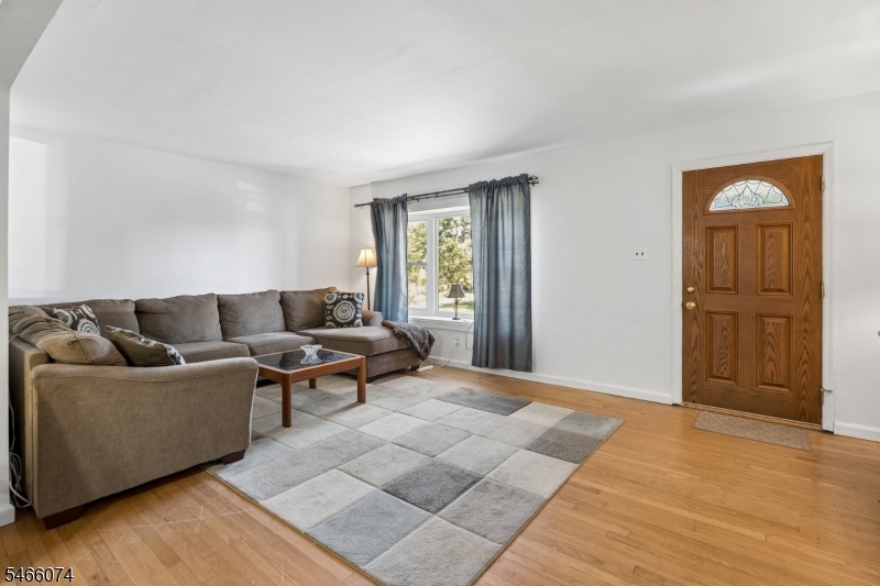 147 Kingston Rd Property Photo 3