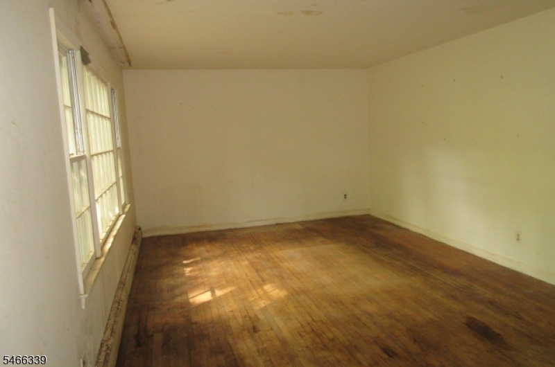 109 Pine St Property Photo 3
