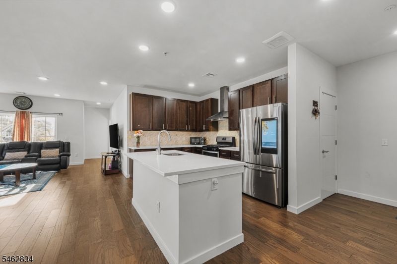 724 Lorhan Dr Property Photo 3