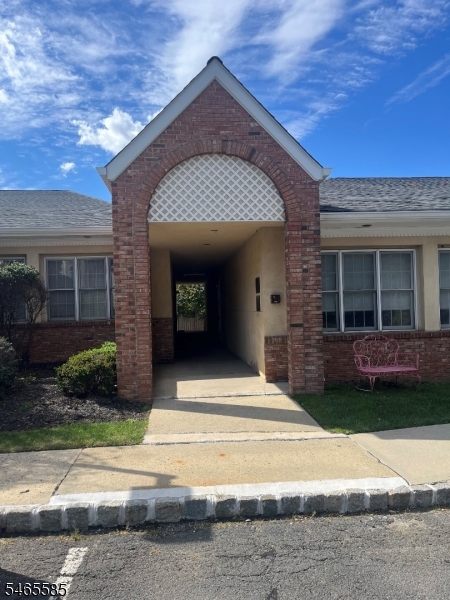 27 Mountain Blvd