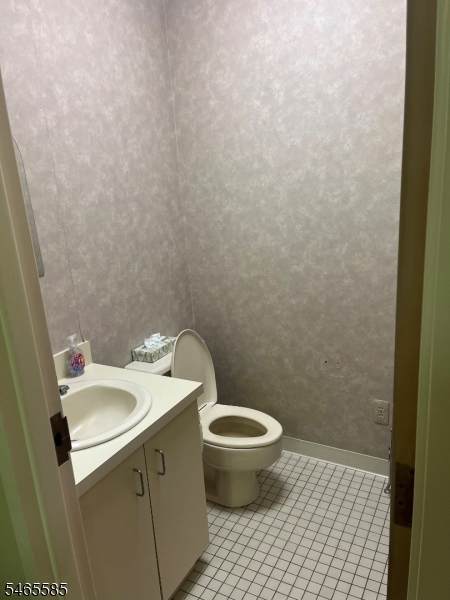 27 Mountain Blvd Property Photo 14