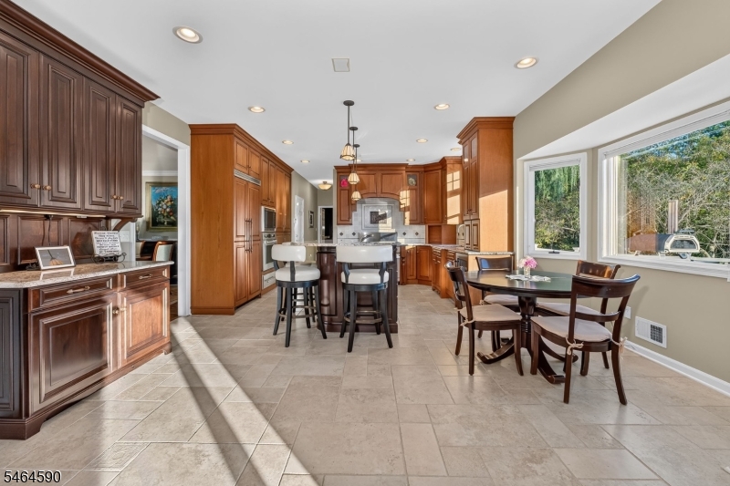 8 Chaucer Dr Property Photo 11