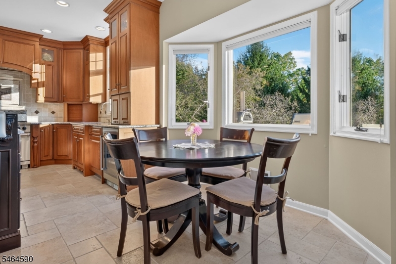 8 Chaucer Dr Property Photo 12