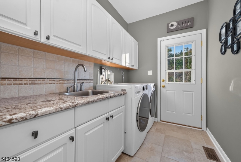 8 Chaucer Dr Property Photo 16