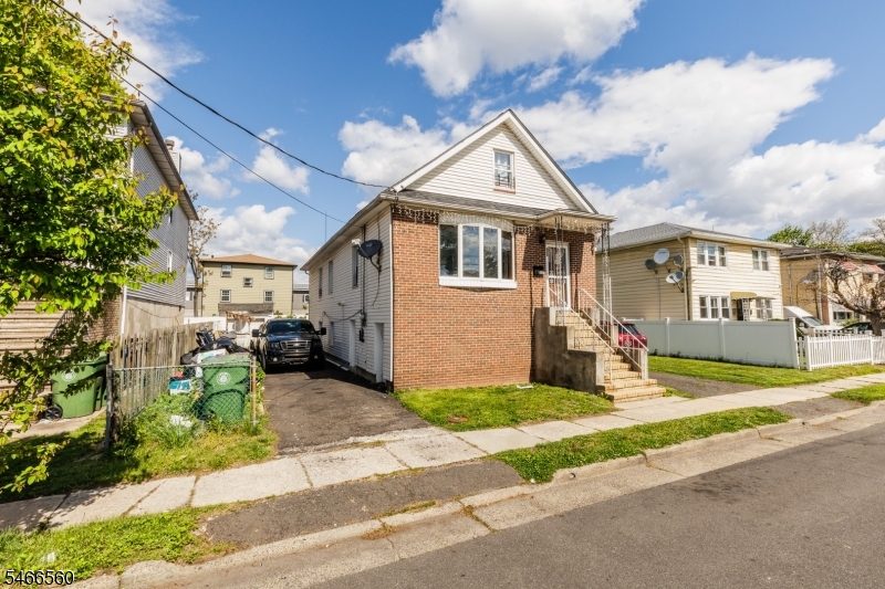 627 Van Buren Ave Property Photo 4