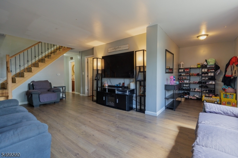 627 Van Buren Ave Property Photo 10