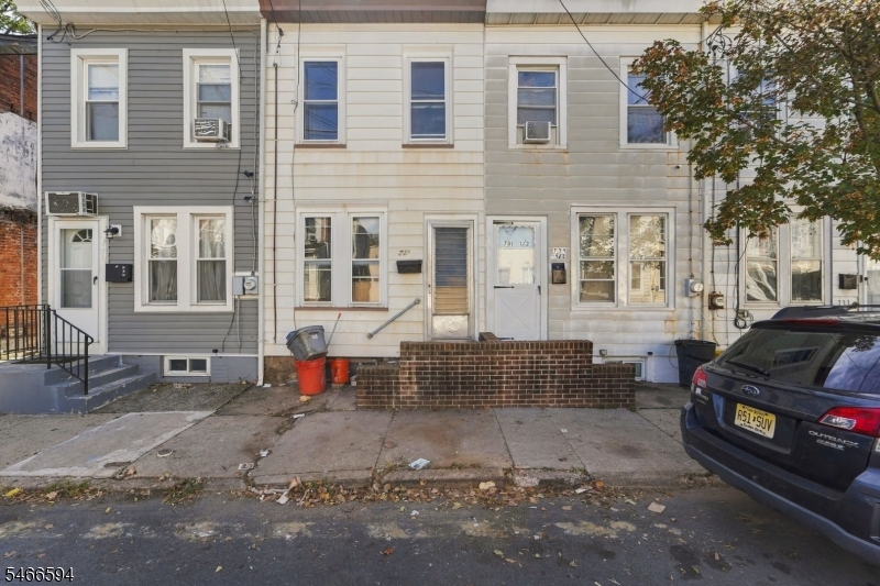 733 Adeline St Property Photo 2